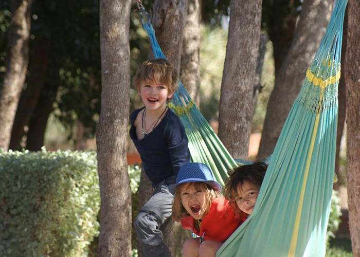 Mina et Achille jouent dans le hamac