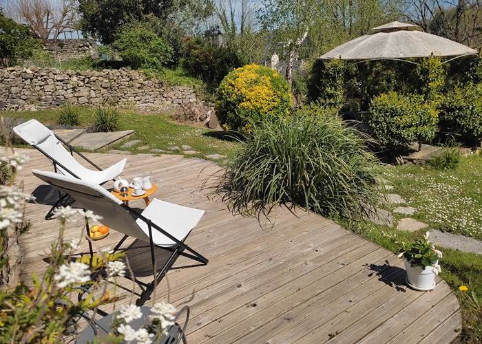 Chambres d'hôtes l'Amphitryon - Détente dans le jardin