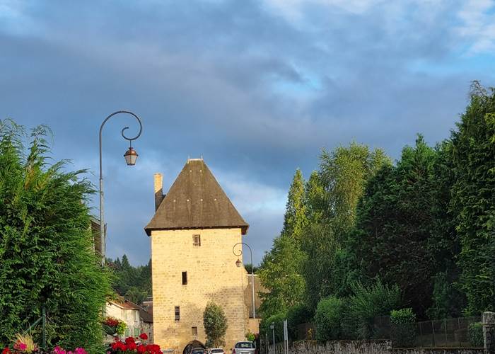 La Tour de Peyrat le Château vue depuis le Bois de l'etang