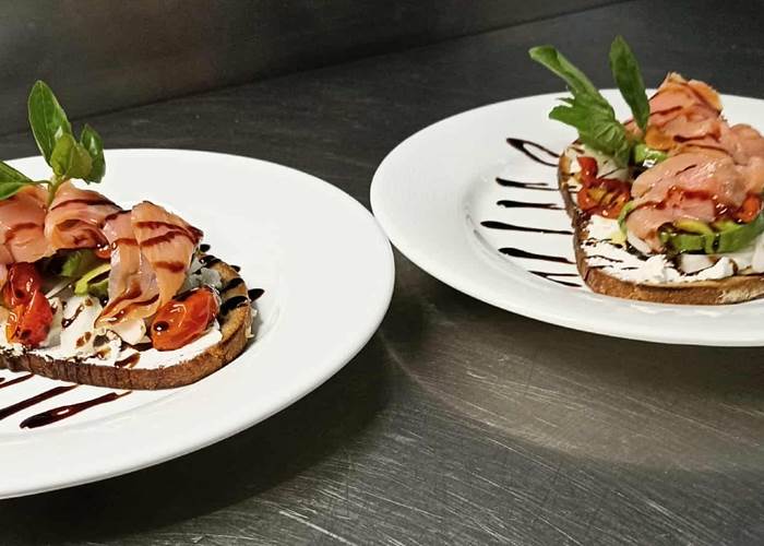 L’échappée d’été au saumon fumé Hôtel Restaurant La Sapinière pied des pistes Saint Lary Soulan Hautes Pyrénées (65)