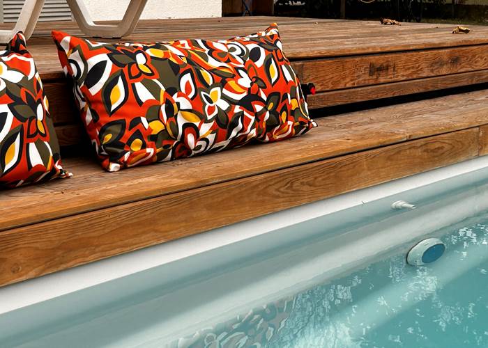 Les coussins autour de la piscine