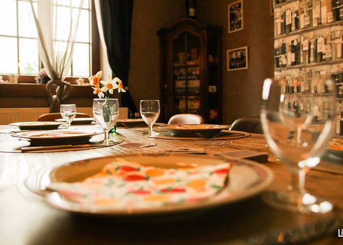 Une salle à manger chaleureuse, avec les jeux de société à portée de main