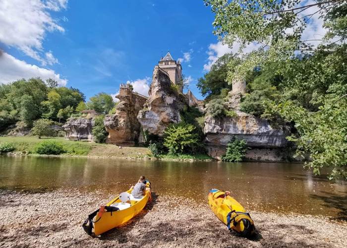 pause sous le Château de belcayre avec canoë family