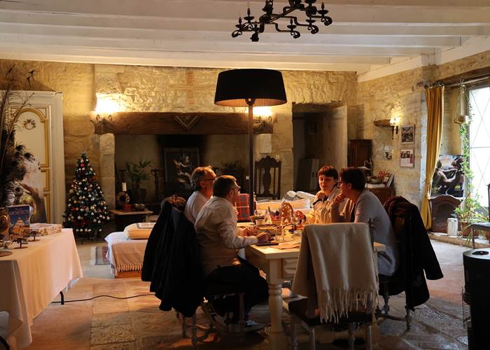 Table alsacienne conviviale au Château de Saint-Chamarand dans le Lot, repas de groupe et séjour gourmand