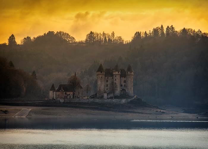 Le Château de Val, lac de Bort-Les-Orgues