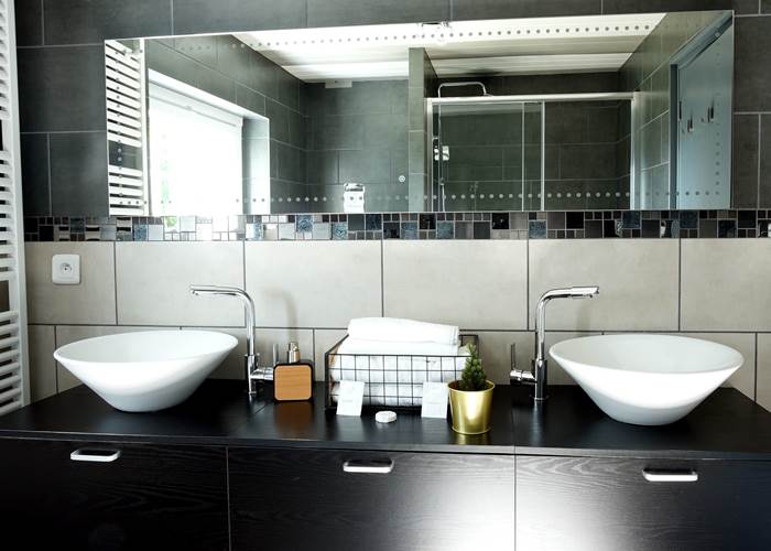 Vasque double et finitions bois