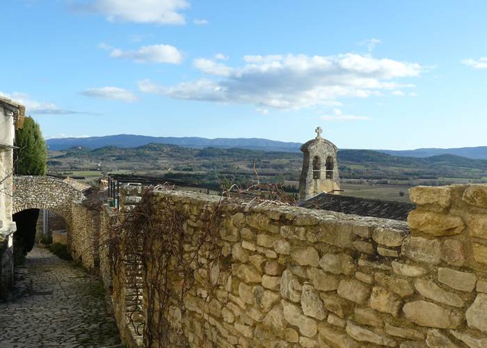 Promenade dans le village de Joucas près de Saint-Saturnin les Apt, Luberon