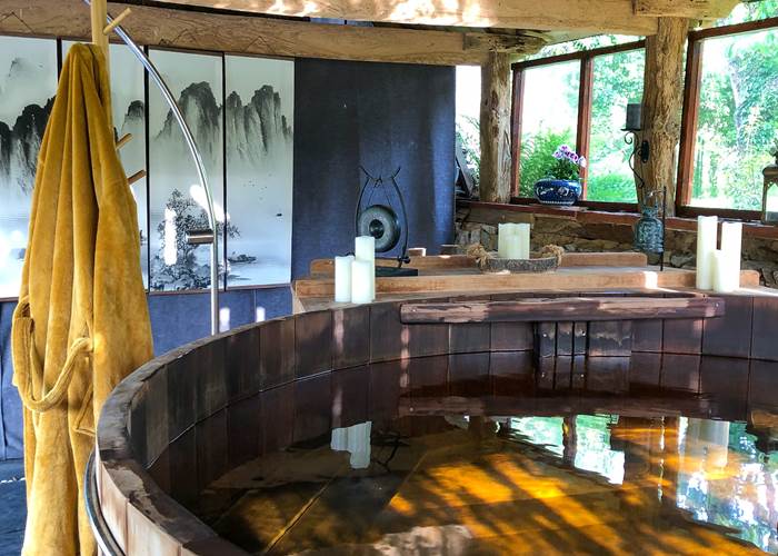 détente absolue dans le bain chaud Ofuro