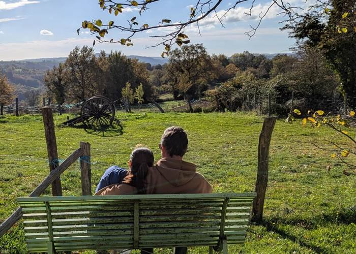 moment-couple-nature-paysage-vue-vallee-saisonnee-maison-hotes-bien-etre-aveyron.jpg