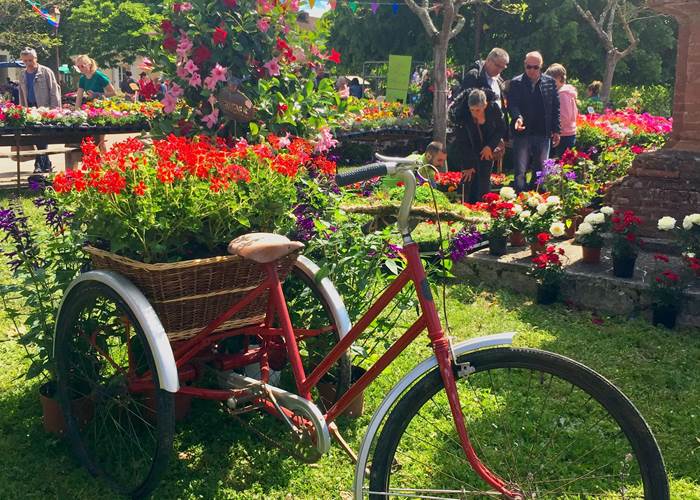 LARRAZET - Floralies et marché aux saveurs