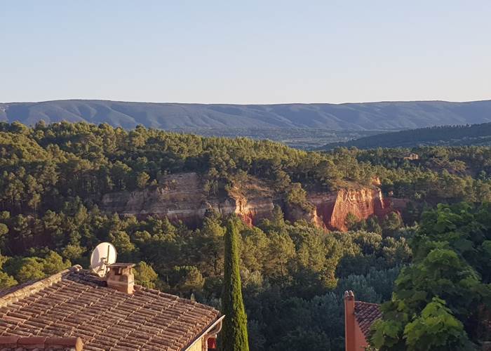 Roussillon falaises toits et massif du Luberon