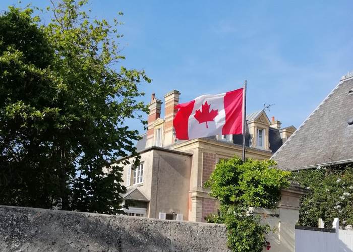 Le Mapple Leaf Flag flotte fièrement sur La Cantellerie