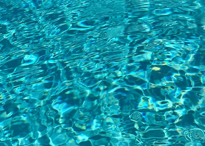 Les pieds dans l'eau au Cellier Des Amis