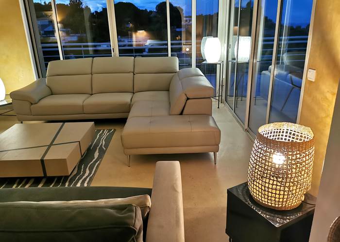 Salon avec vue mer nuit  à Cannes
