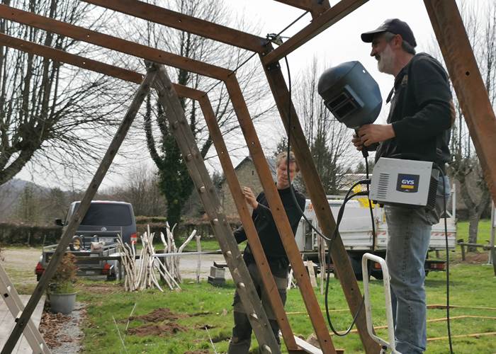 Dominique installe la pergola