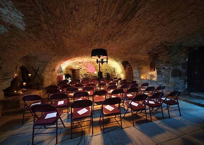 Le Chœur de Femmes VARIA VOCE, éclairage à la bougie au Château de Saint-Chamarand