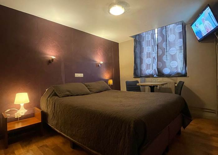 Vue ce cette petite chambre 2 Twin-Double pour bien se rendre compte de sa description mais pas de sa dimension.