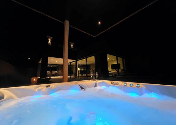 un petit jacuzzi en soirée