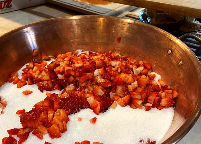 Préparation confiture de fraises au chaudron
