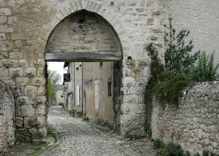 Artisans et ambiance authentique du village de Charroux en Auvergne-page