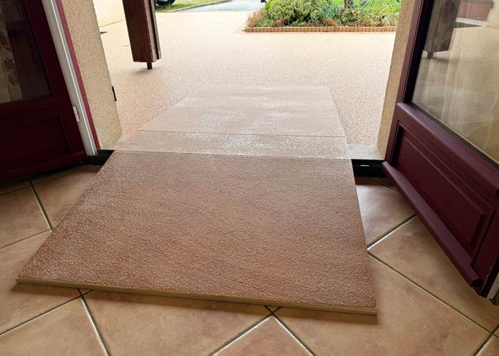 mas-des-anges-rampe-acces-pmr-entree-exterieure-salle-a-manger_accessibilite-securite-confort.jpg
