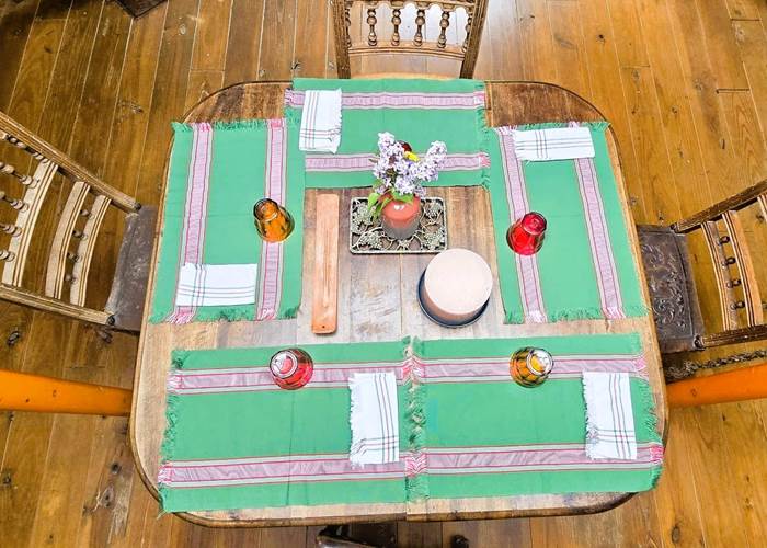 Table dressée avec bouquet de fleurs du jardin vue du dessus de la Grande Yourte