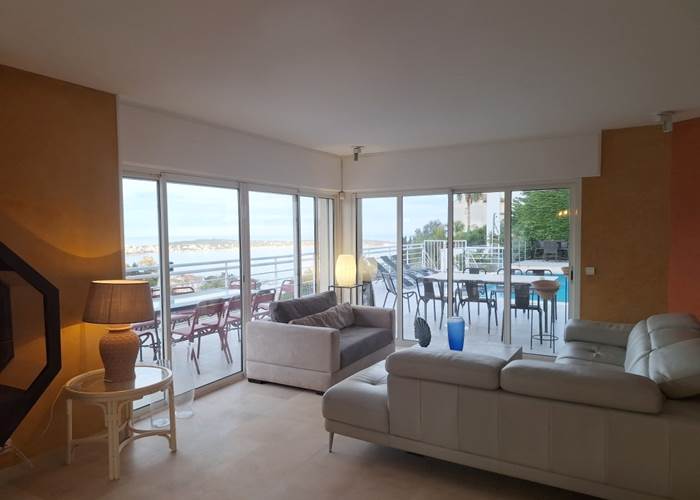 salon ouvert sur la piscine à débordement