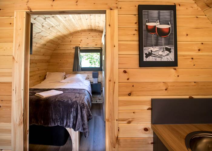 Nuit insolite en tonneau bourguignon face au lac