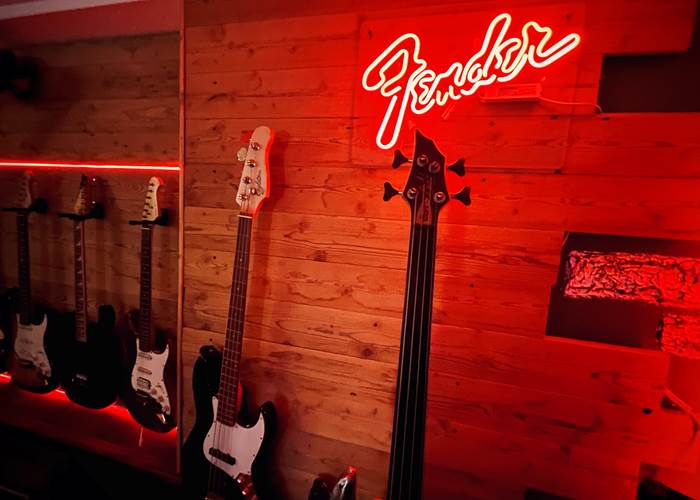 live music scene I love guitars