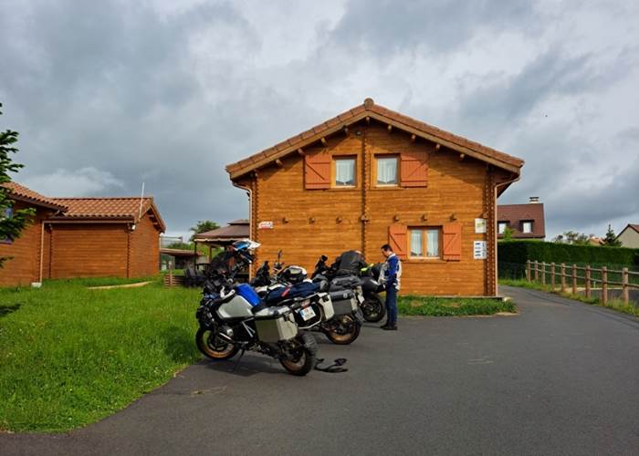 Groupe de motards avec les motos garées sur le parking privé des gites Bon Air