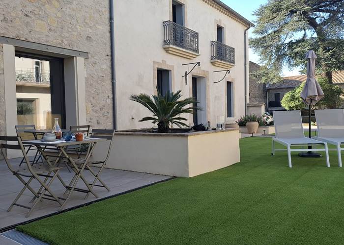 Petit-déjeuner en terrasse aux Gîtes de Monte Blanco à Montblanc, près de Béziers, dans un ancien domaine viticole rénové
