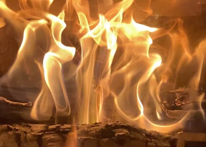 Ma télévision, la danse des flammes et tout ce que le feu maîtrisé transporte dans notre imaginaire.