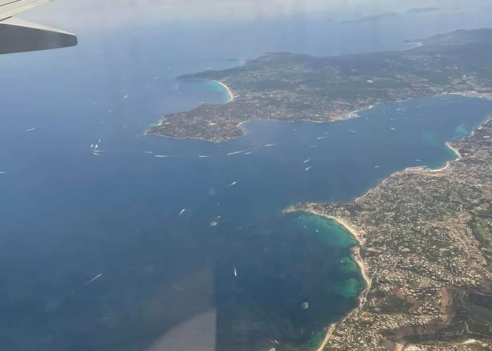 Vue d'avion du golf de Saint Tropez avec le port des Issambres
