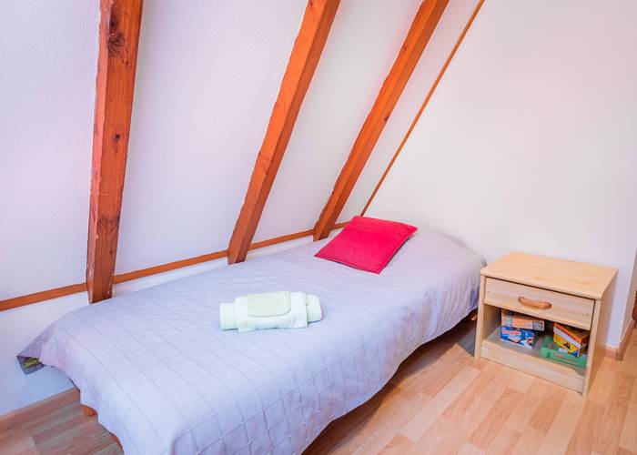 Le lit 1 personne dans la chambre