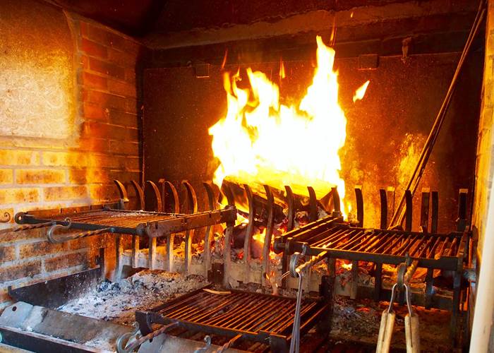 Cheminée traditionnelle pour les grillades