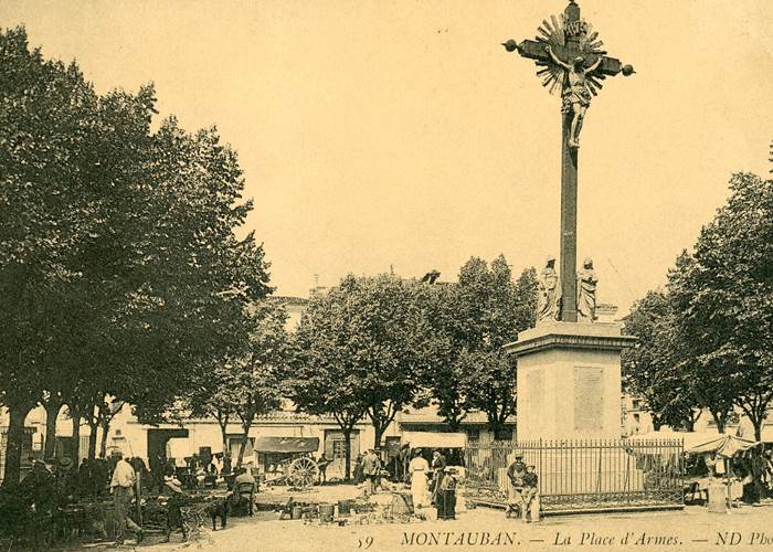 La Place d'Armes à l'été 1916. L'emplacement de l'hôtel est à gauche de la photo