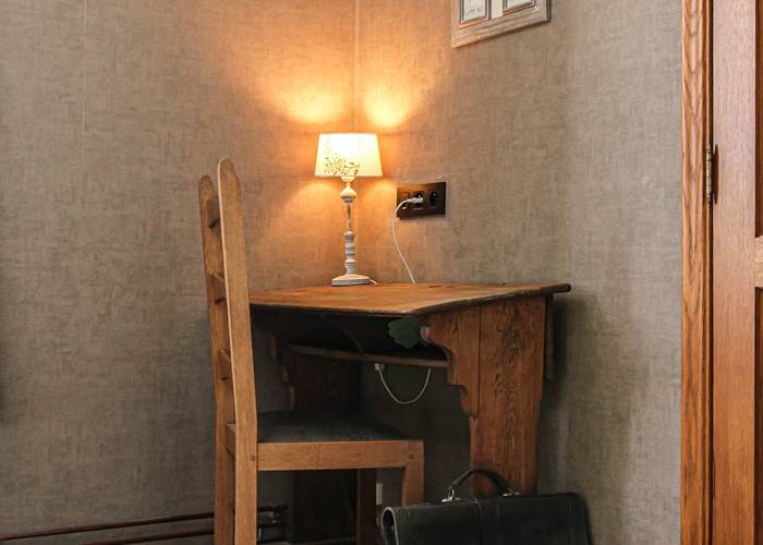 Des bureaux scolaires viennent compléter les chambres