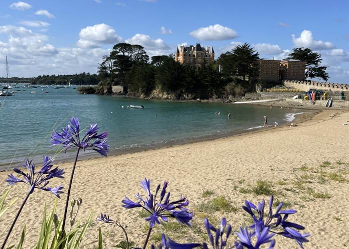 Saint Briac : plage du Béchet et château du Nessay