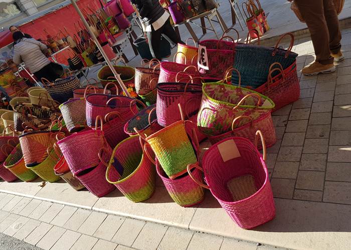 Le marché provençal d'Apt - la place aux paniers en paille et en osier