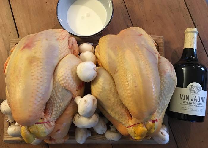 Préparation d'une poularde à la crème et au vin jaune