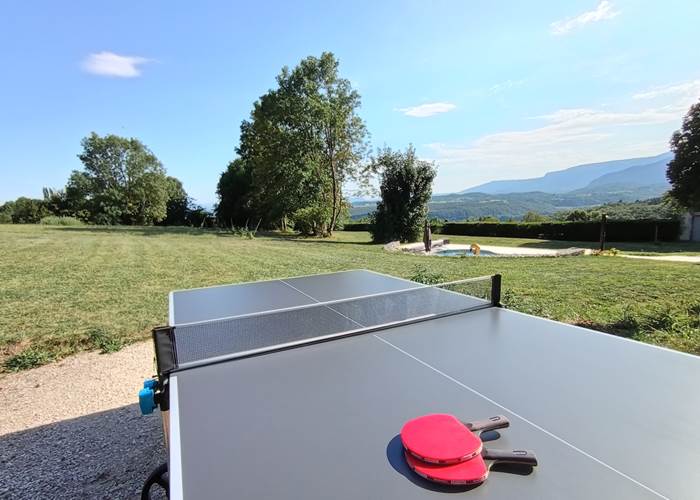 Table ping-pong face montagnes Ain