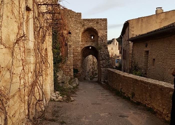 Ruelle et remparts de Saignon au soleil couchant