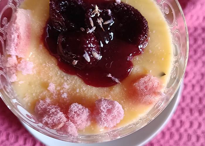 Crème vanille façon grand-mère, biscuit rose de Reims et coulis maison