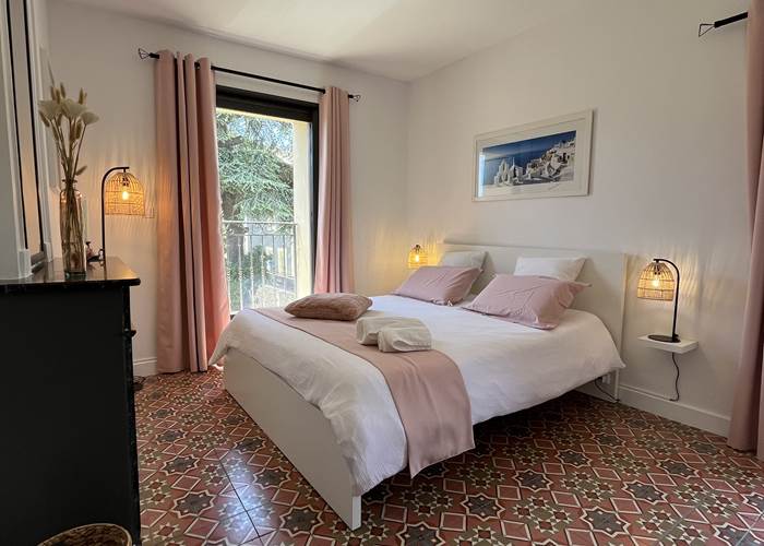 Chambre d'hôtes aux Gîtes de Monte Blanco à Montblanc, près de Pézenas et Béziers, où les voyageurs profitent d'un sommeil paisible.