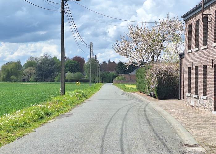Passage dans le village de Cambron-Saint-Vincent