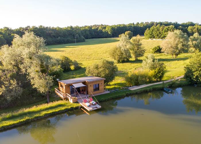 A son bord, une cabane