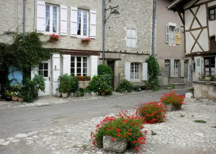 Ruelle pavee du village de Charroux Allier-page