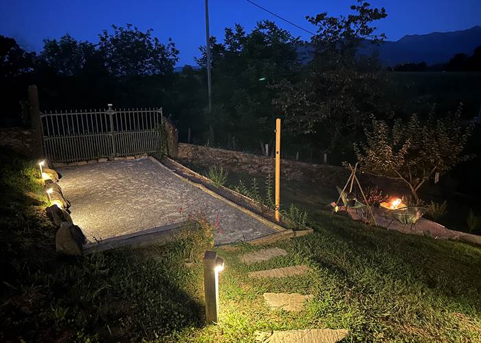 Le boulodrome est éclairé pour jouer la nuit