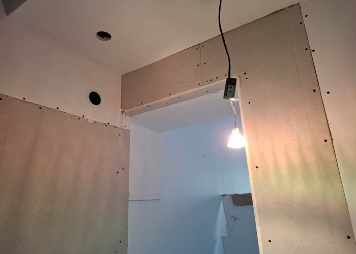 Création d’un encadrement entre la chambre Bleue et sa future salle de bain privative aux Gîtes de Monte Blanco à Montblanc près de Béziers-news