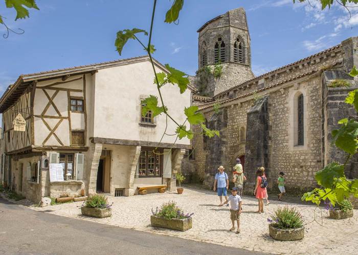 Village médiéval de Charroux dans l’Allier en Auvergne, à 20 minutes de Bulles d’Auvergne-page